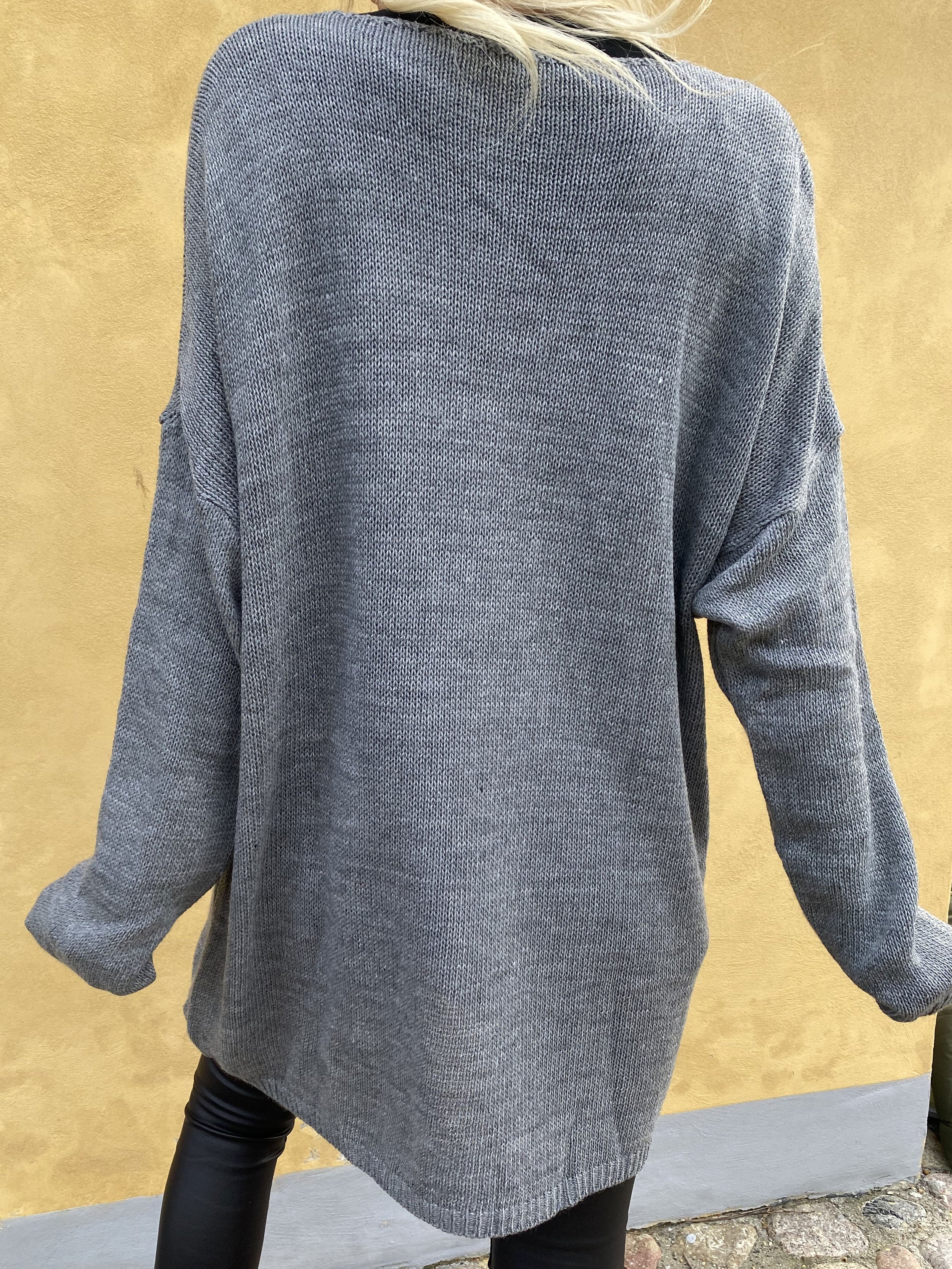 FORUDBESTILLING - Ninna - Stickad blus med amour stående framtill